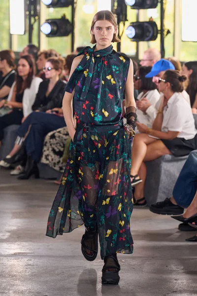 Look 16